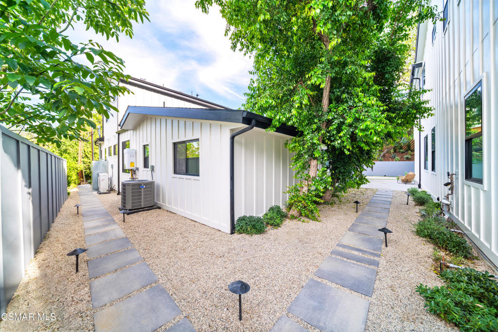 5623 Oso Avenue