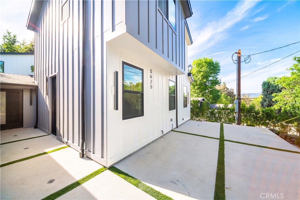 5623, 5625, 5627 Oso Ave