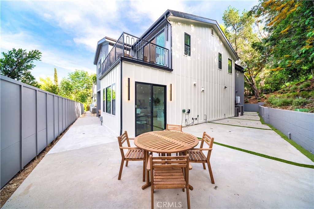 5623, 5625, 5627 Oso Ave