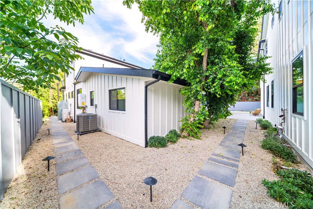 5623, 5625, 5627 Oso Ave