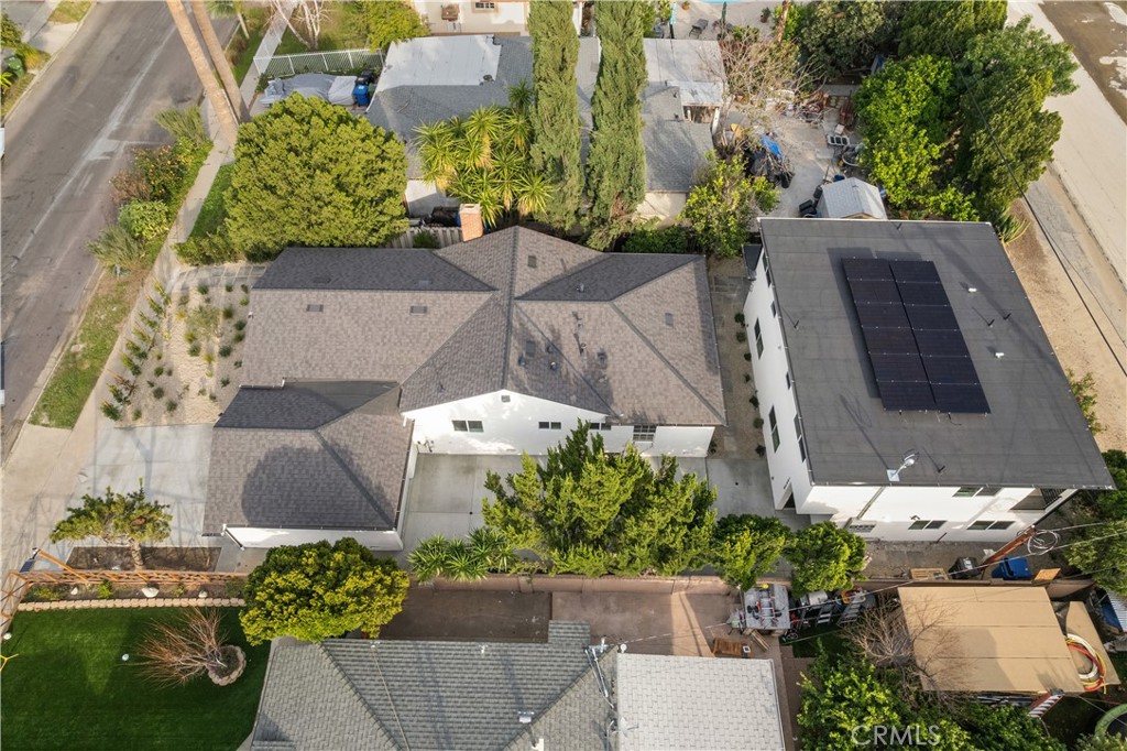 19918, 19920, 19920 1/2 Kittridge St