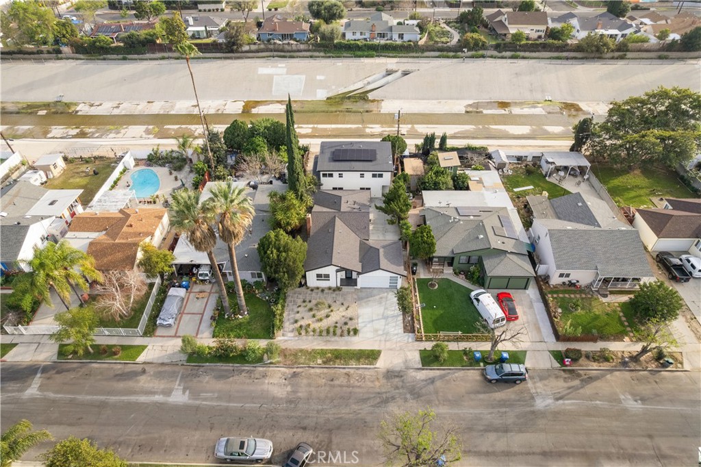 19918, 19920, 19920 1/2 Kittridge St