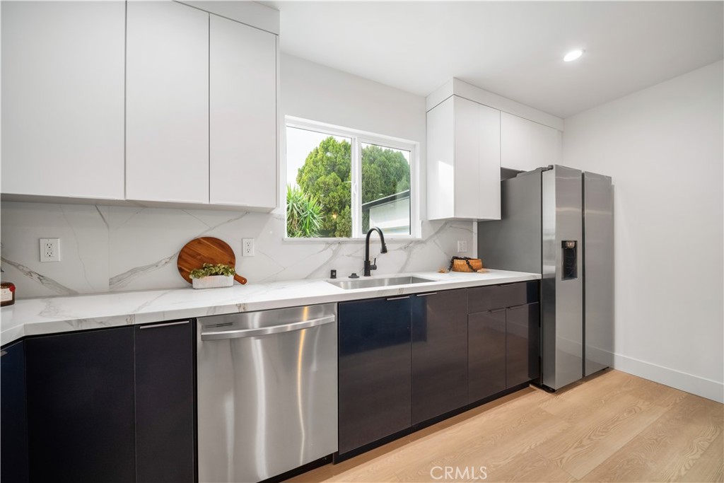 19918, 19920, 19920 1/2 Kittridge St