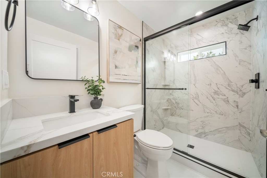 19918, 19920, 19920 1/2 Kittridge St