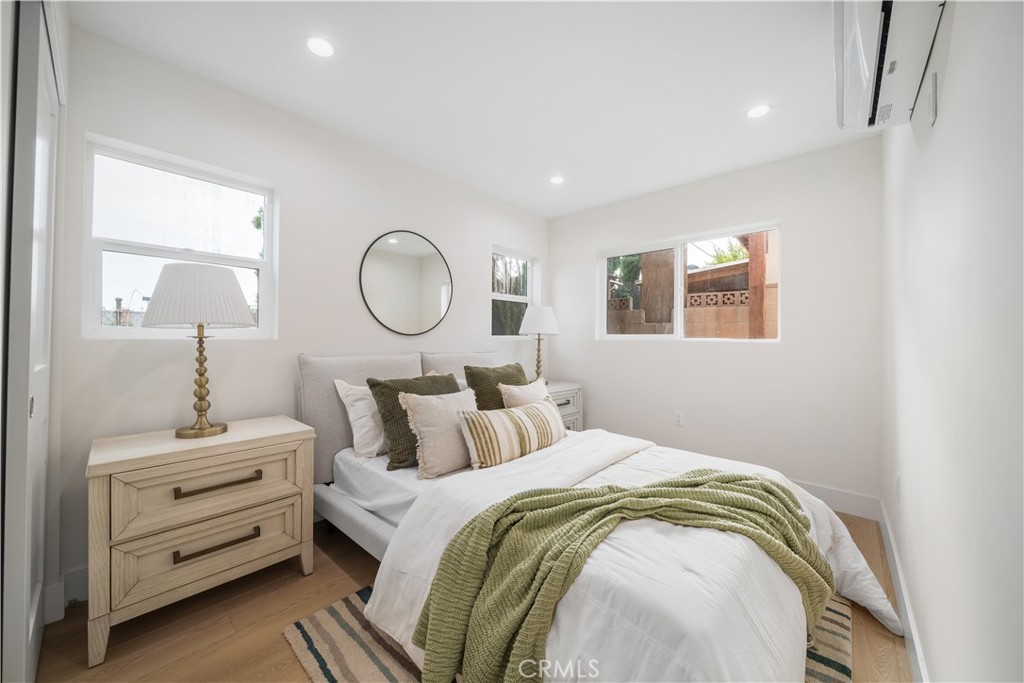 19918, 19920, 19920 1/2 Kittridge St