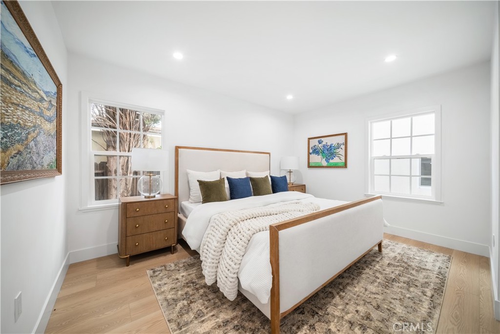 19918, 19920, 19920 1/2 Kittridge St