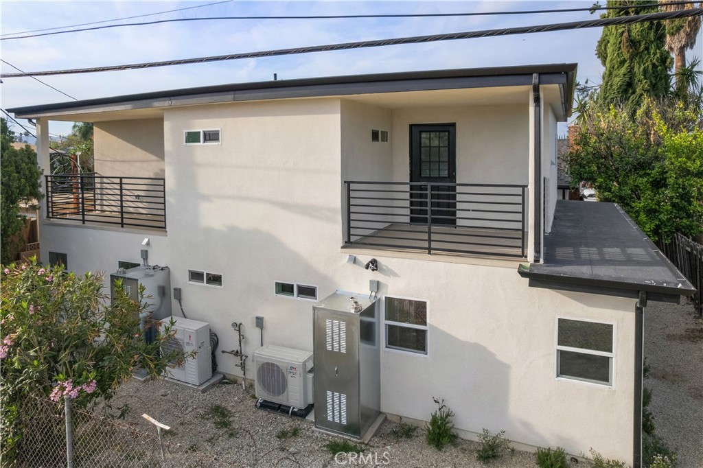 19918, 19920, 19920 1/2 Kittridge St