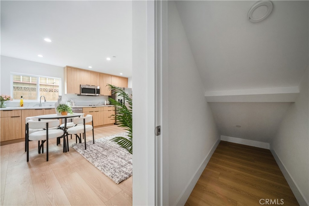 19918, 19920, 19920 1/2 Kittridge St