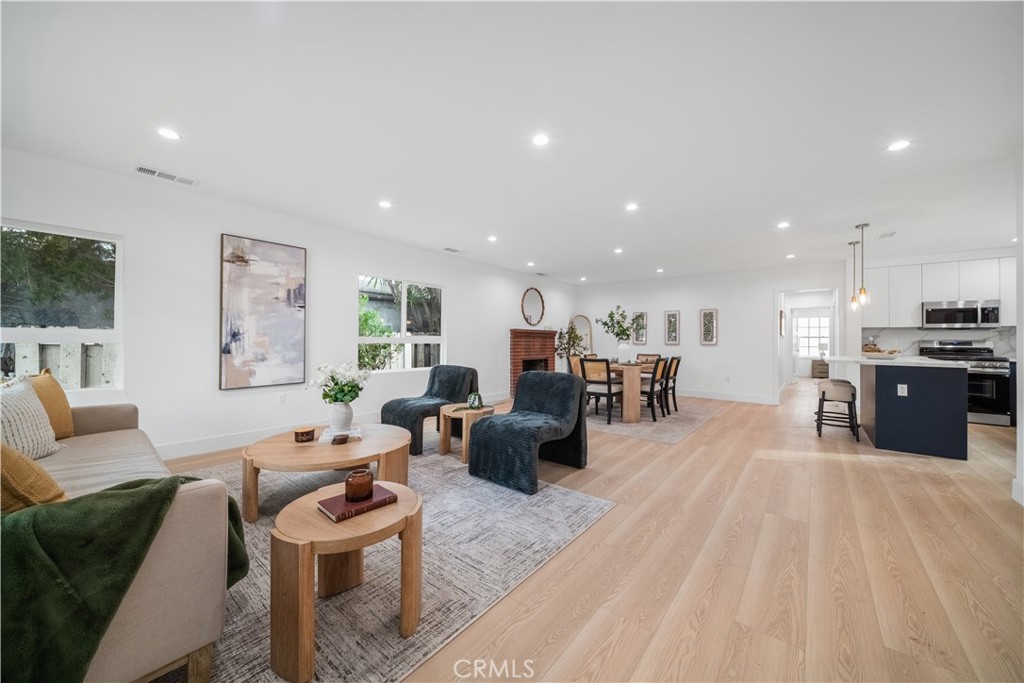 19918, 19920, 19920 1/2 Kittridge St