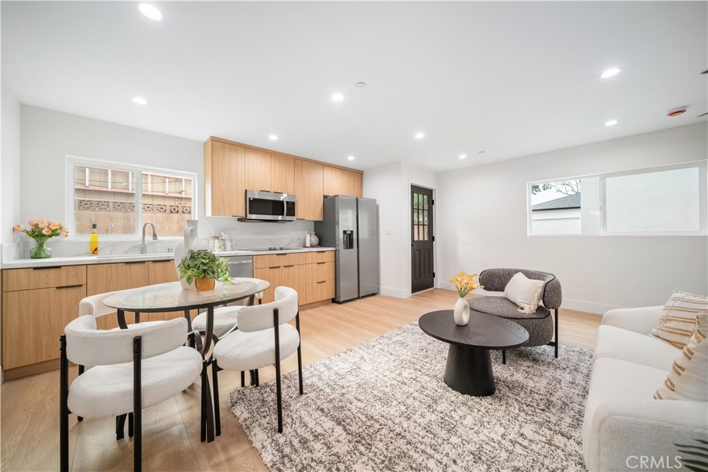 19918, 19920, 19920 1/2 Kittridge St