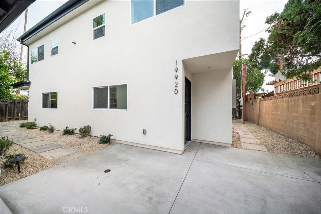 19918, 19920, 19920 1/2 Kittridge St