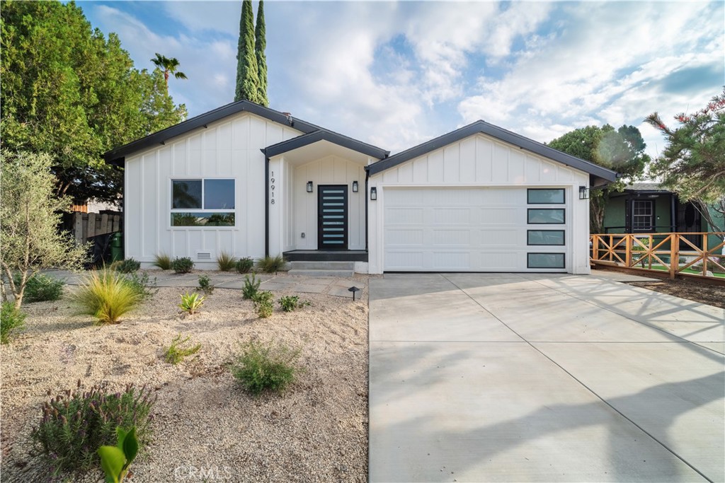 19918, 19920, 19920 1/2 Kittridge St