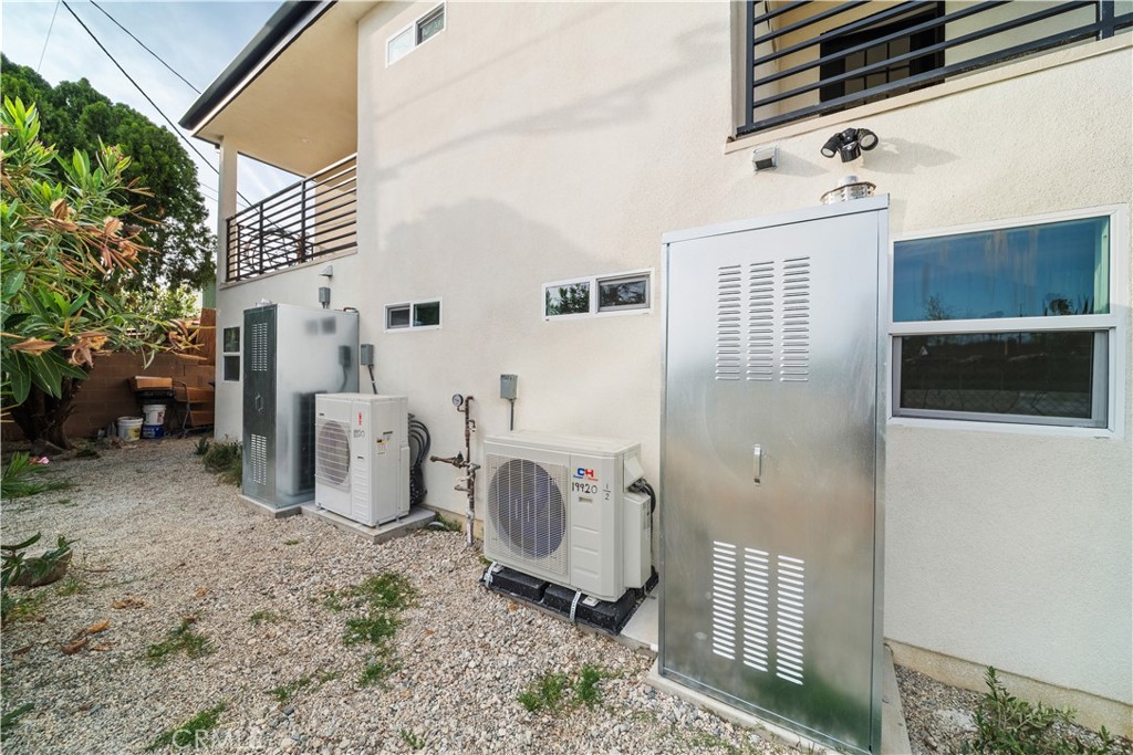 19918, 19920, 19920 1/2 Kittridge St