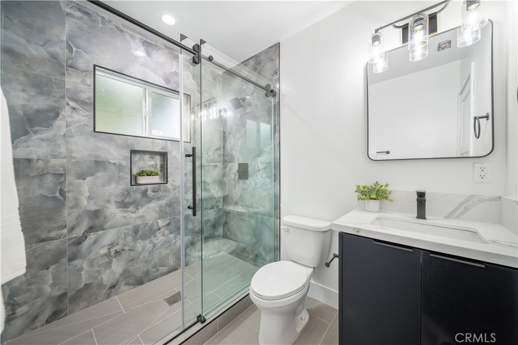 19918, 19920, 19920 1/2 Kittridge St