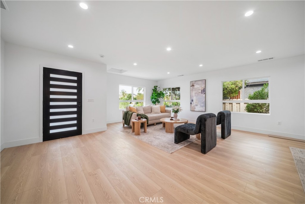 19918, 19920, 19920 1/2 Kittridge St