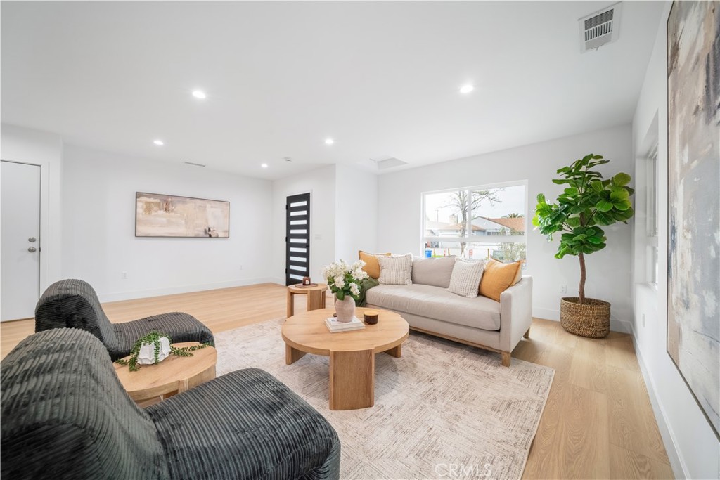 19918, 19920, 19920 1/2 Kittridge St