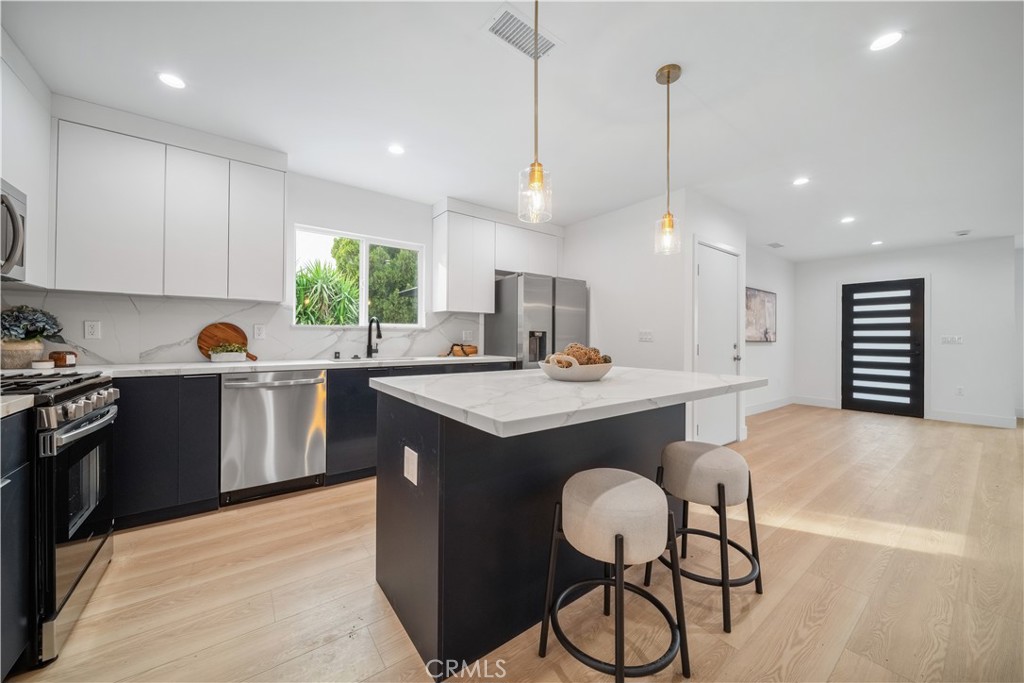 19918, 19920, 19920 1/2 Kittridge St