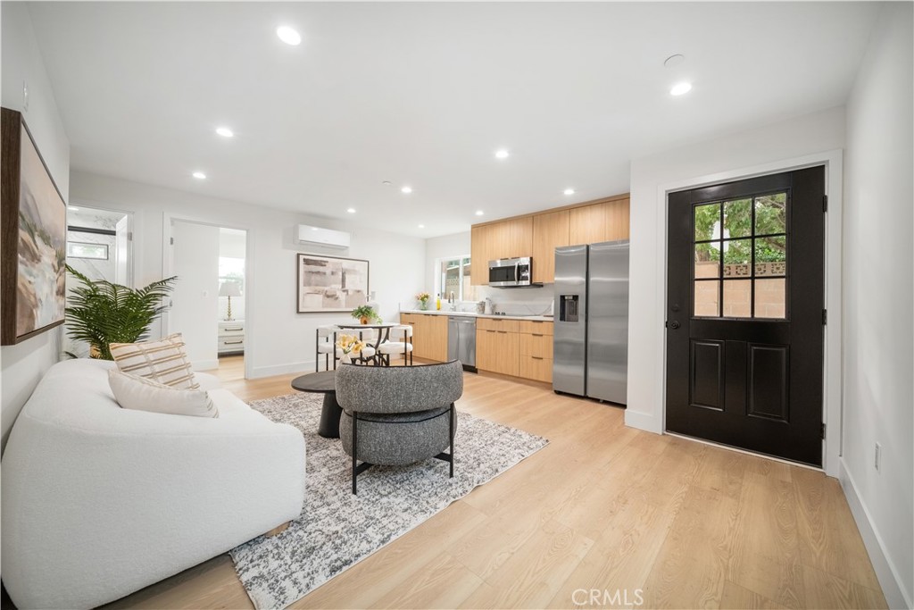 19918, 19920, 19920 1/2 Kittridge St