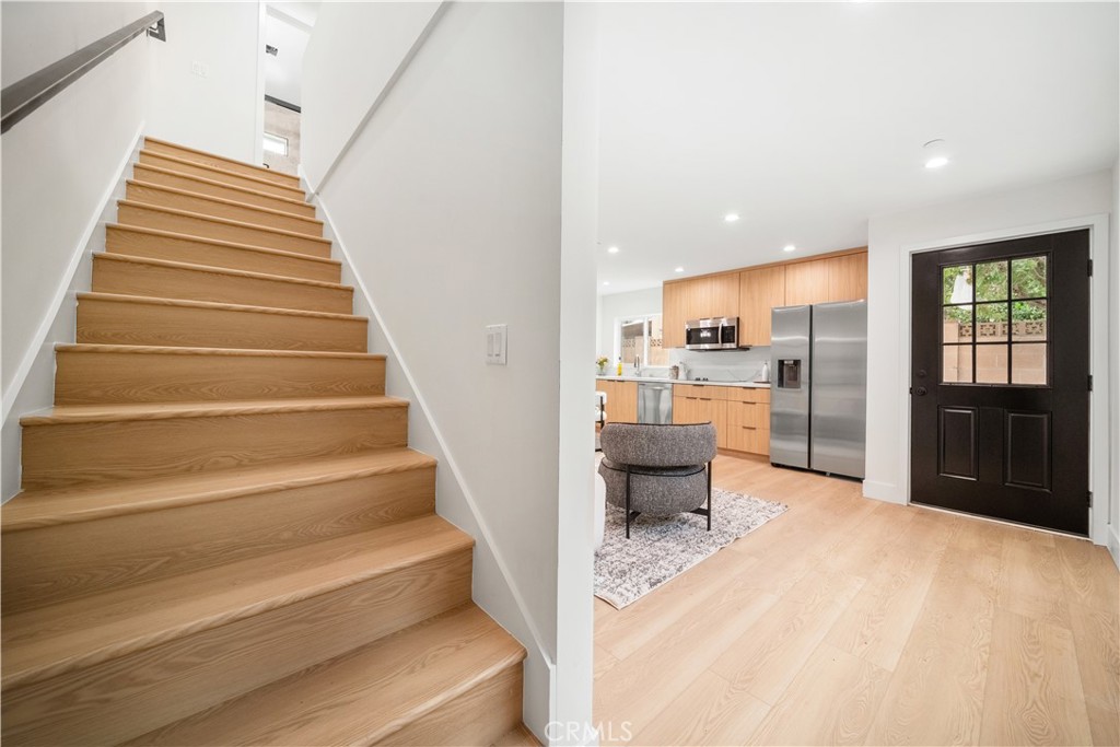 19918, 19920, 19920 1/2 Kittridge St