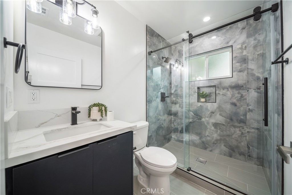 19918, 19920, 19920 1/2 Kittridge St