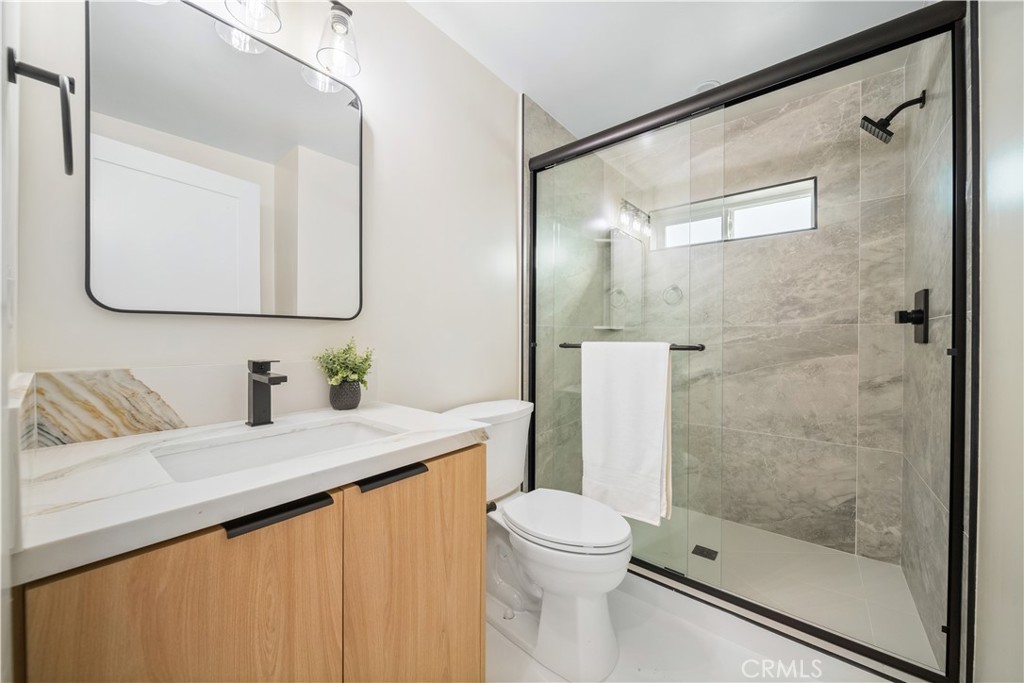 19918, 19920, 19920 1/2 Kittridge St