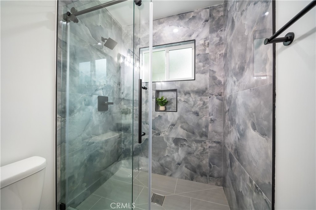 19918, 19920, 19920 1/2 Kittridge St