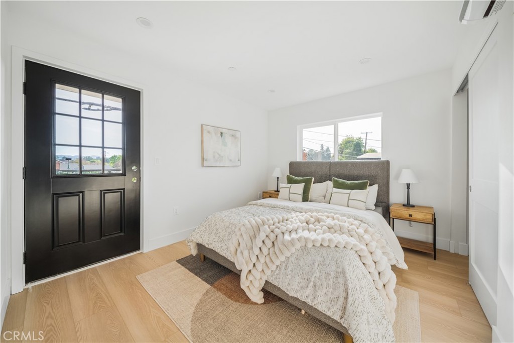 19918, 19920, 19920 1/2 Kittridge St