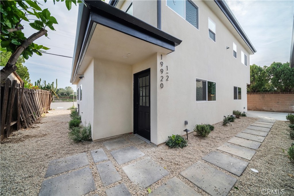 19918, 19920, 19920 1/2 Kittridge St