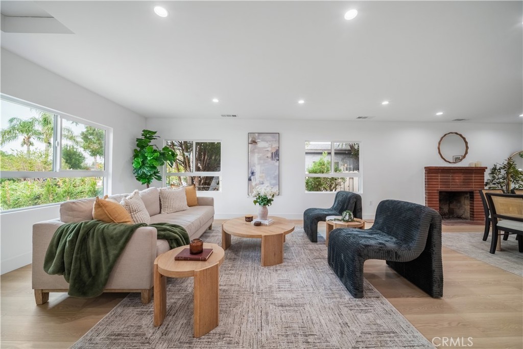 19918, 19920, 19920 1/2 Kittridge St