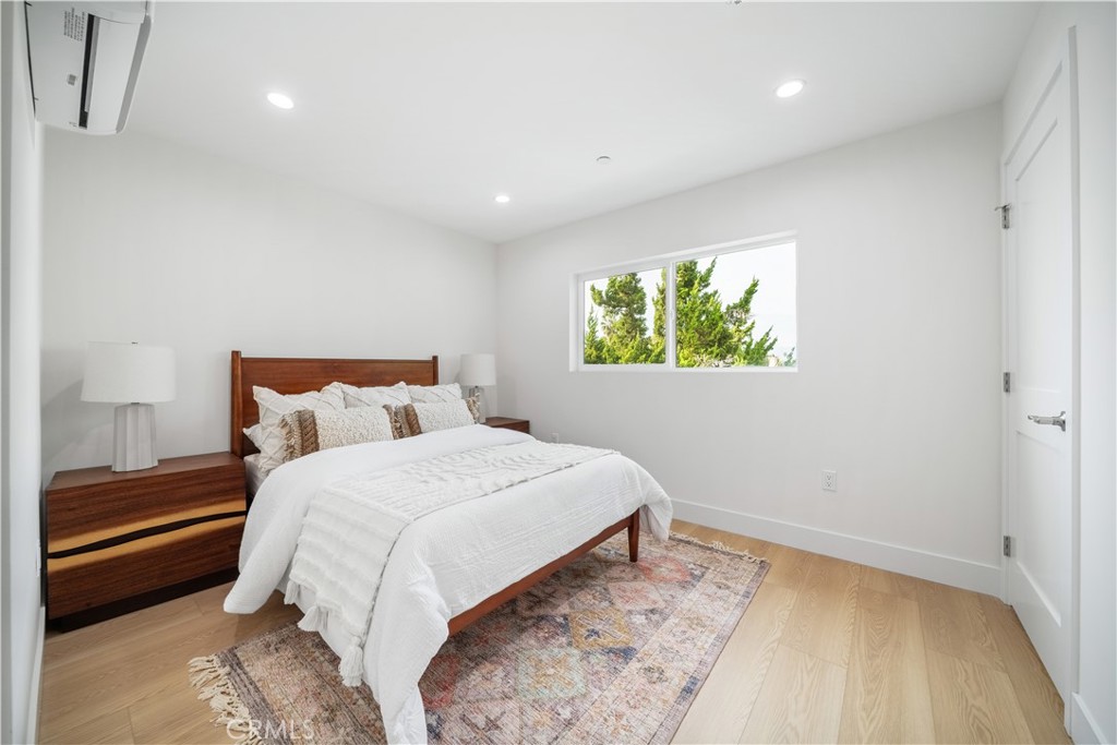 19918, 19920, 19920 1/2 Kittridge St