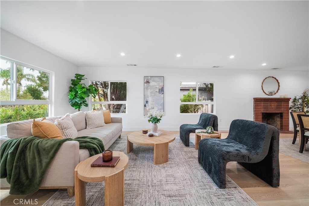 19918, 19920, 19920 1/2 Kittridge St