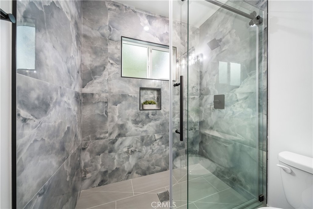 19918, 19920, 19920 1/2 Kittridge St