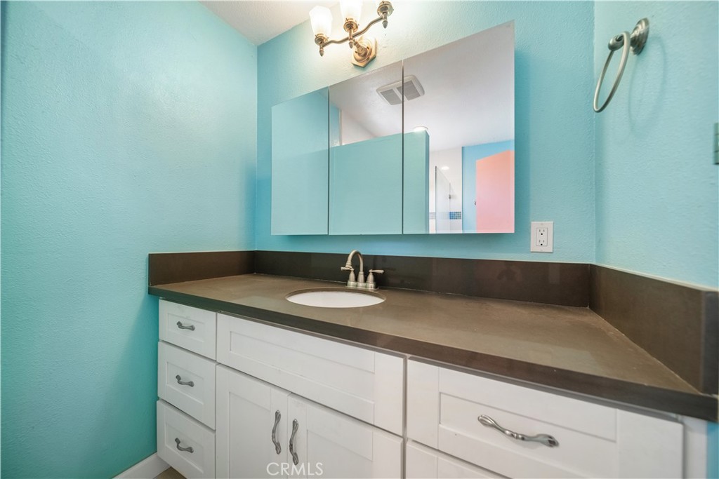 3357 W Olinda