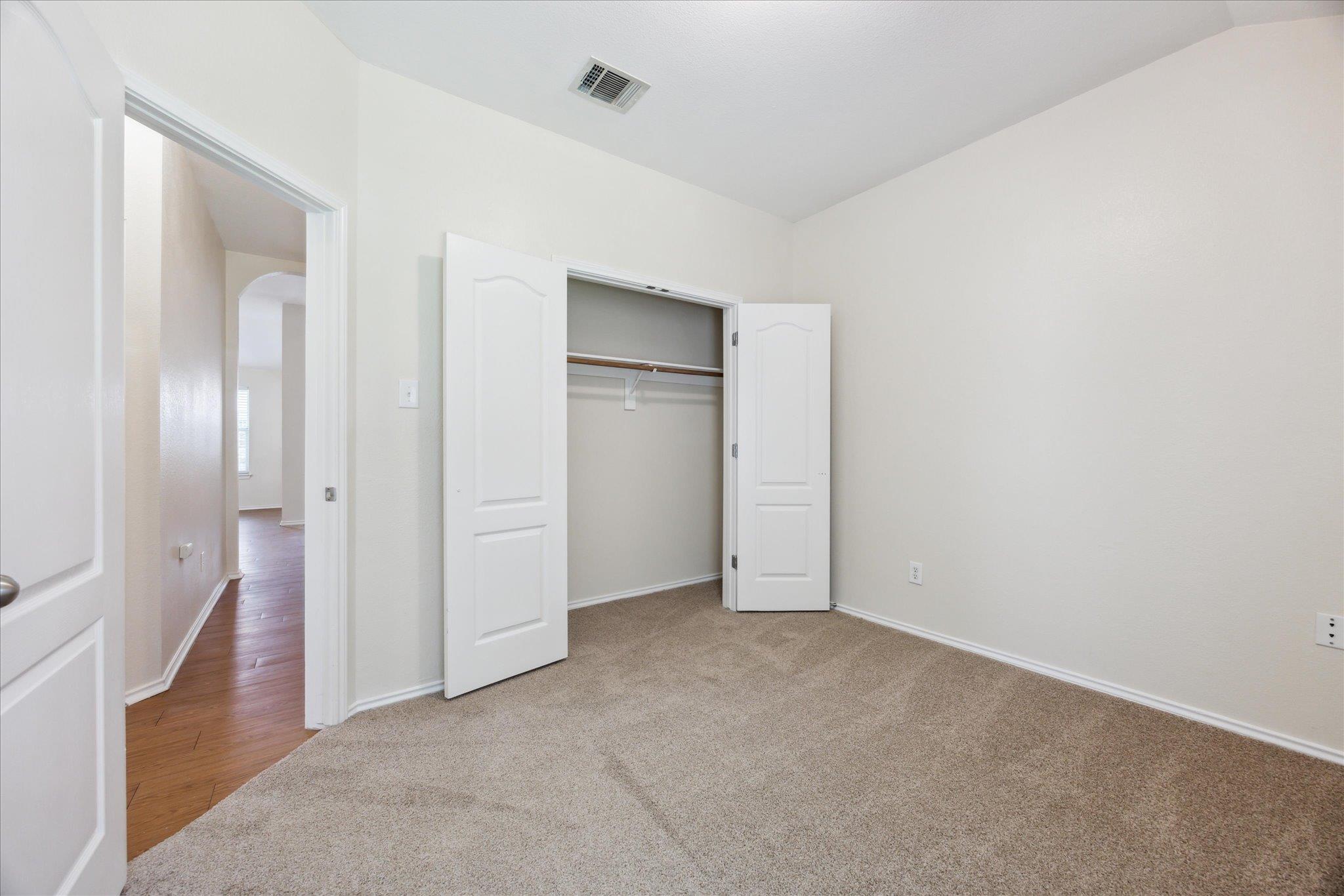 227 Ashwood N