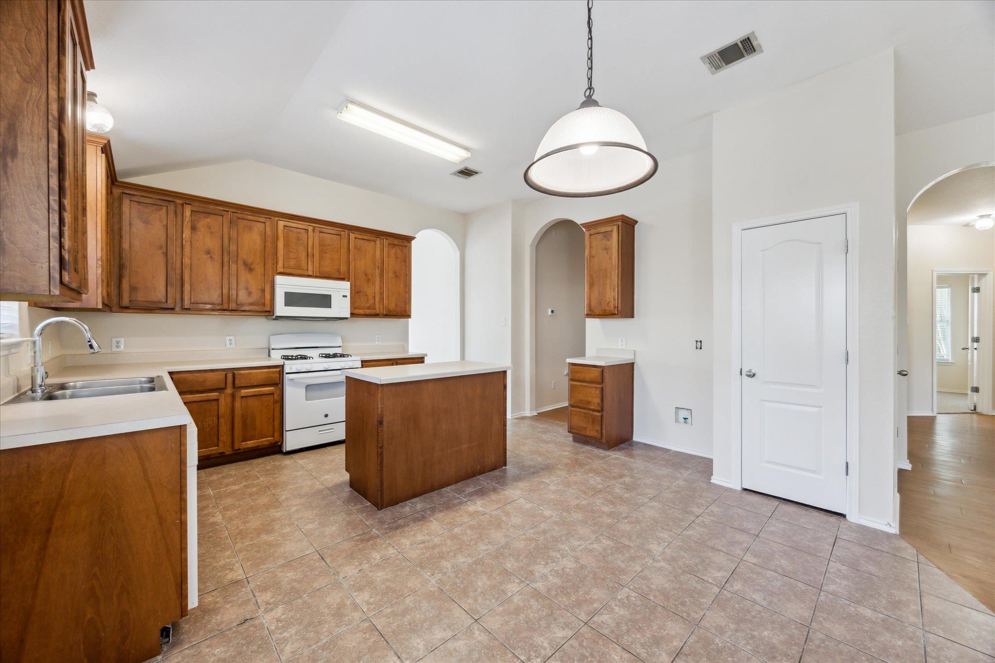 227 Ashwood N