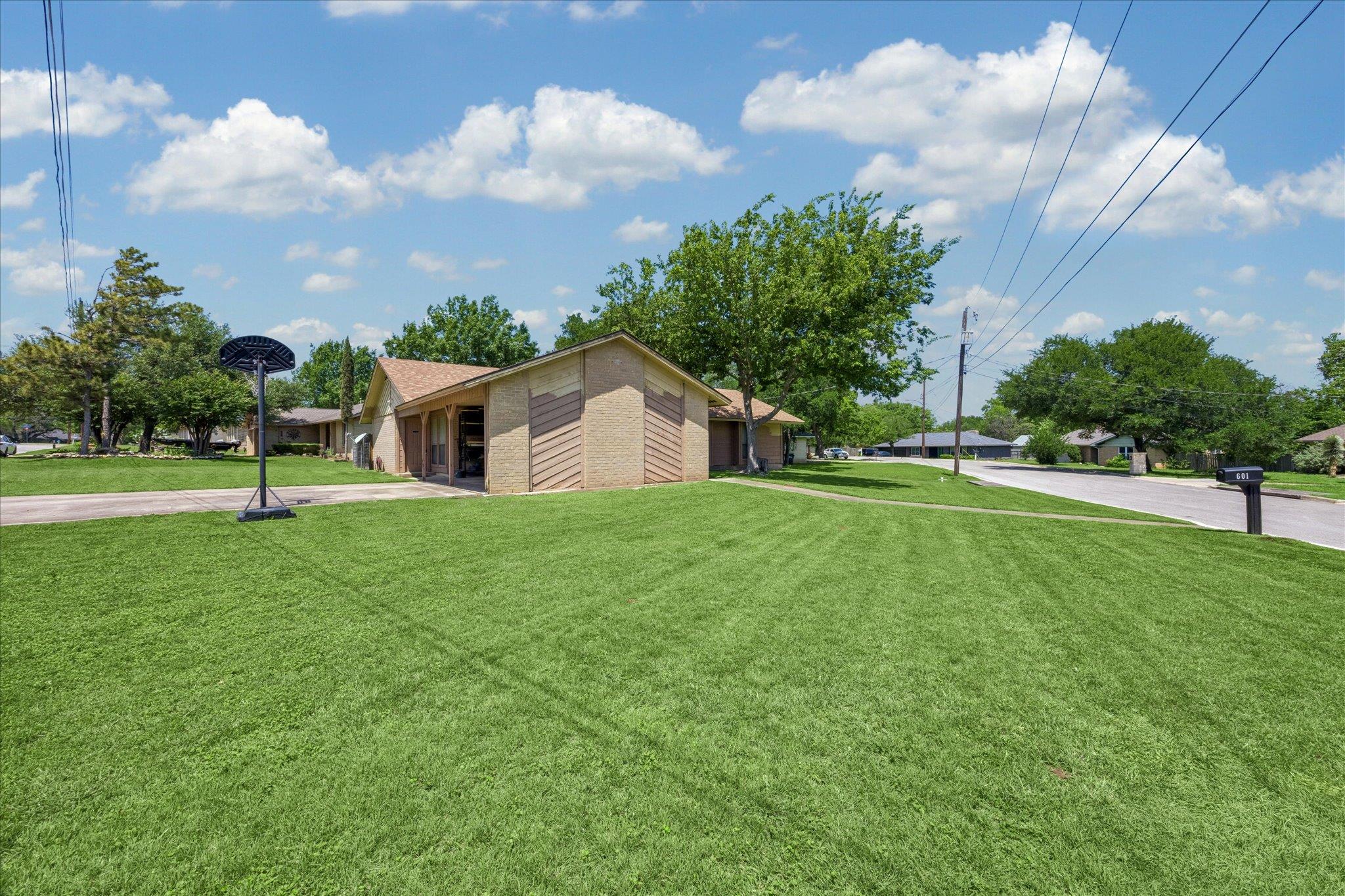 601 Meadowbrook DR