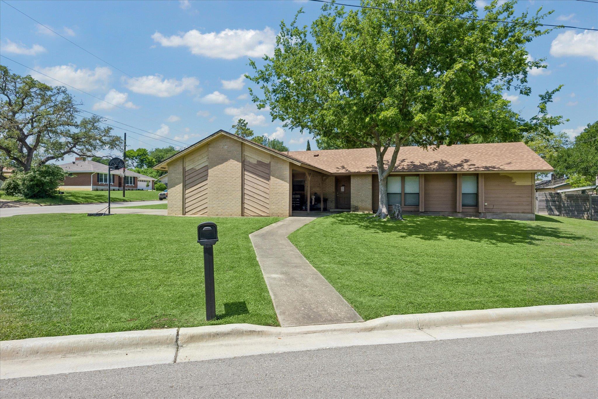 601 Meadowbrook DR