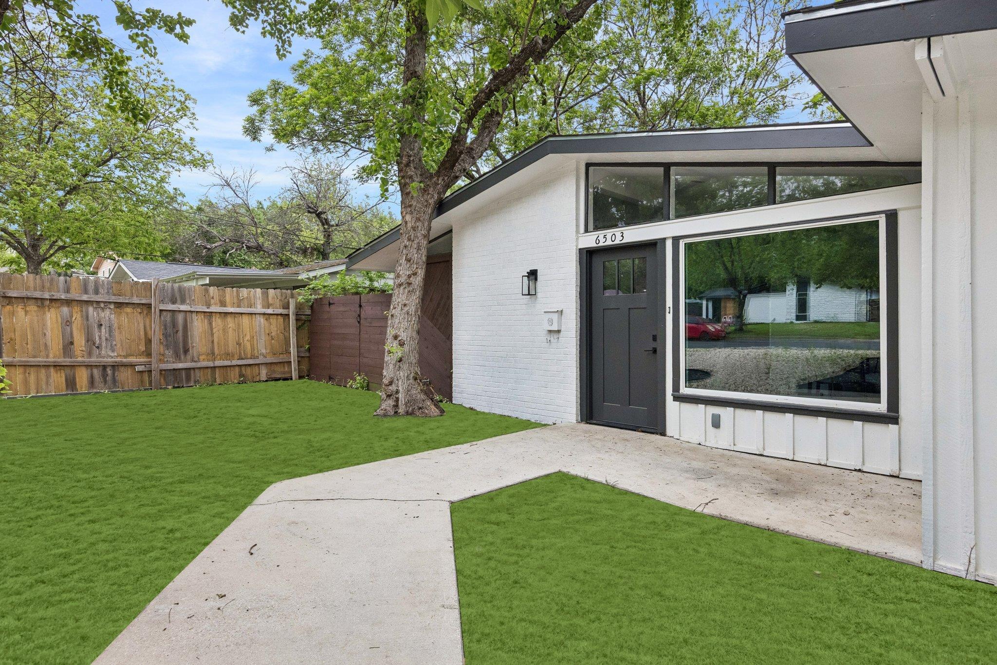 6503 Linda LN