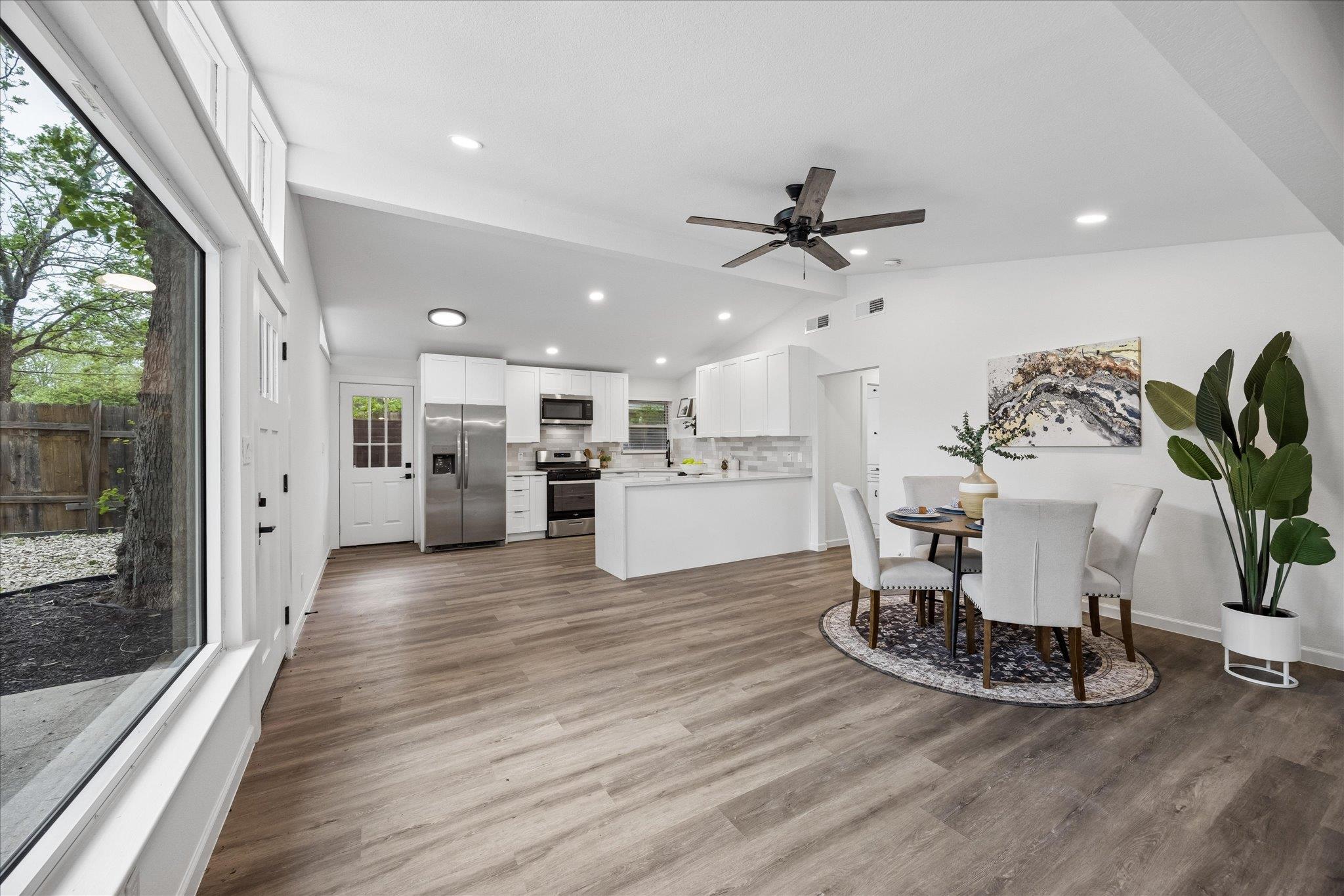 6503 Linda LN