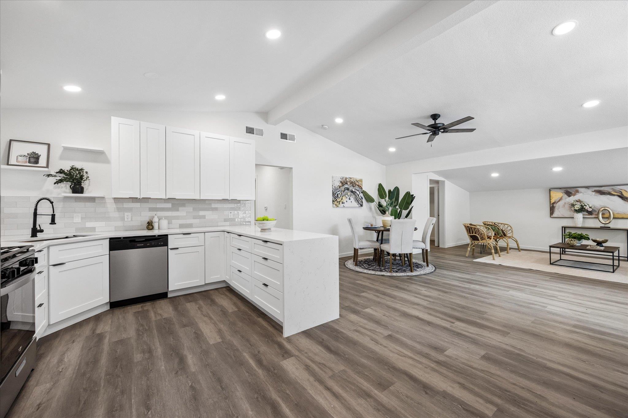 6503 Linda LN