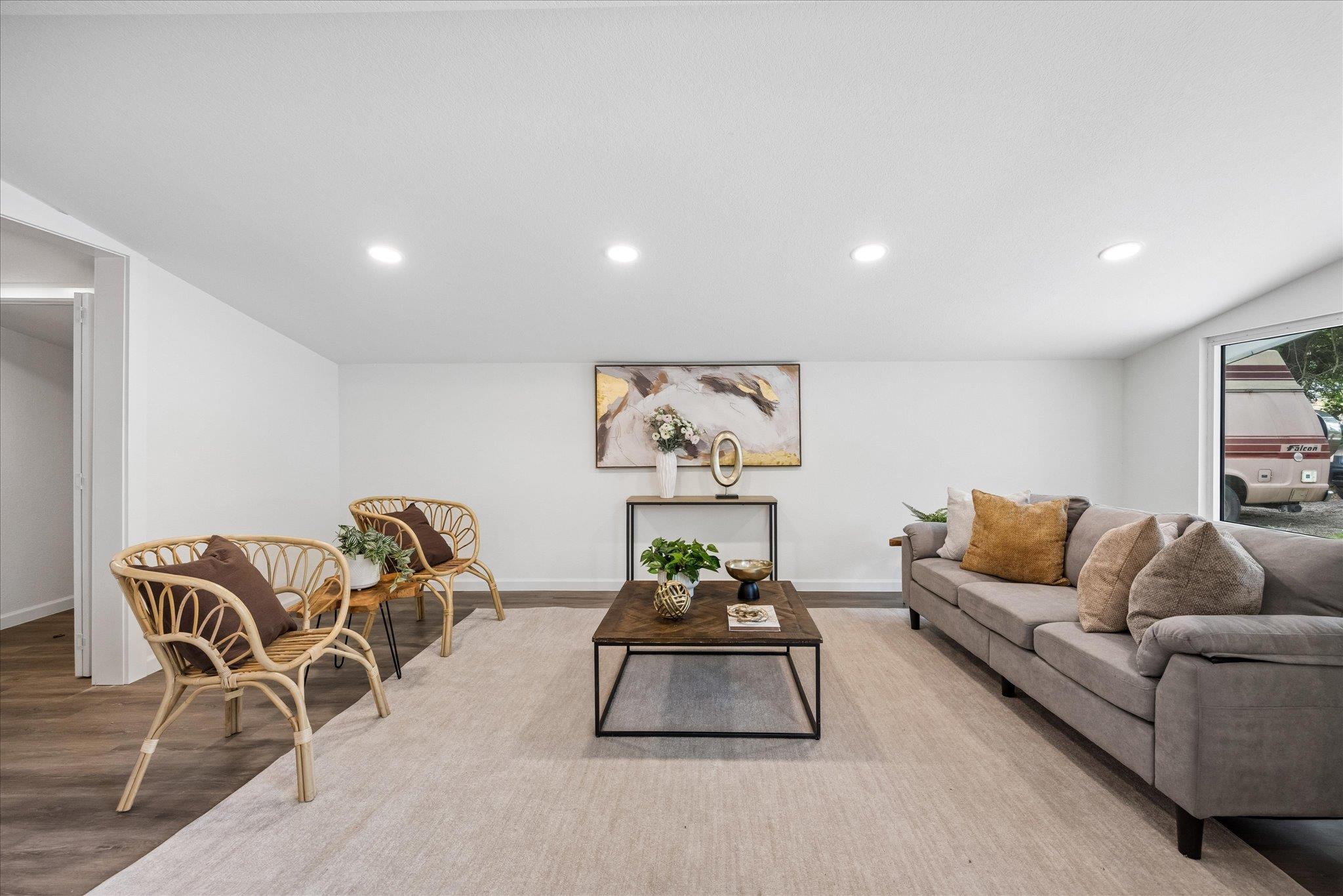 6503 Linda LN