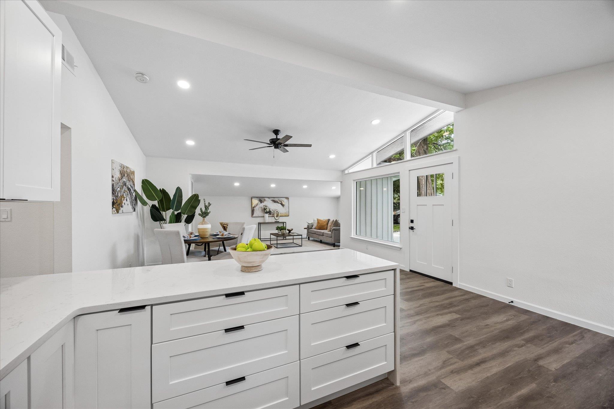 6503 Linda LN
