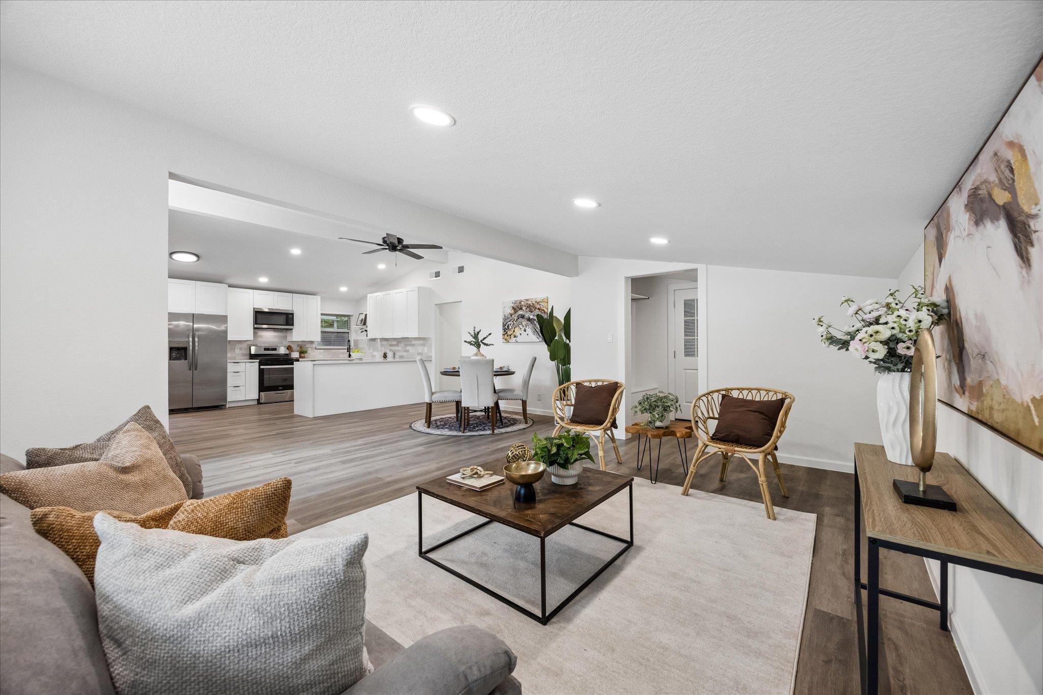 6503 Linda LN