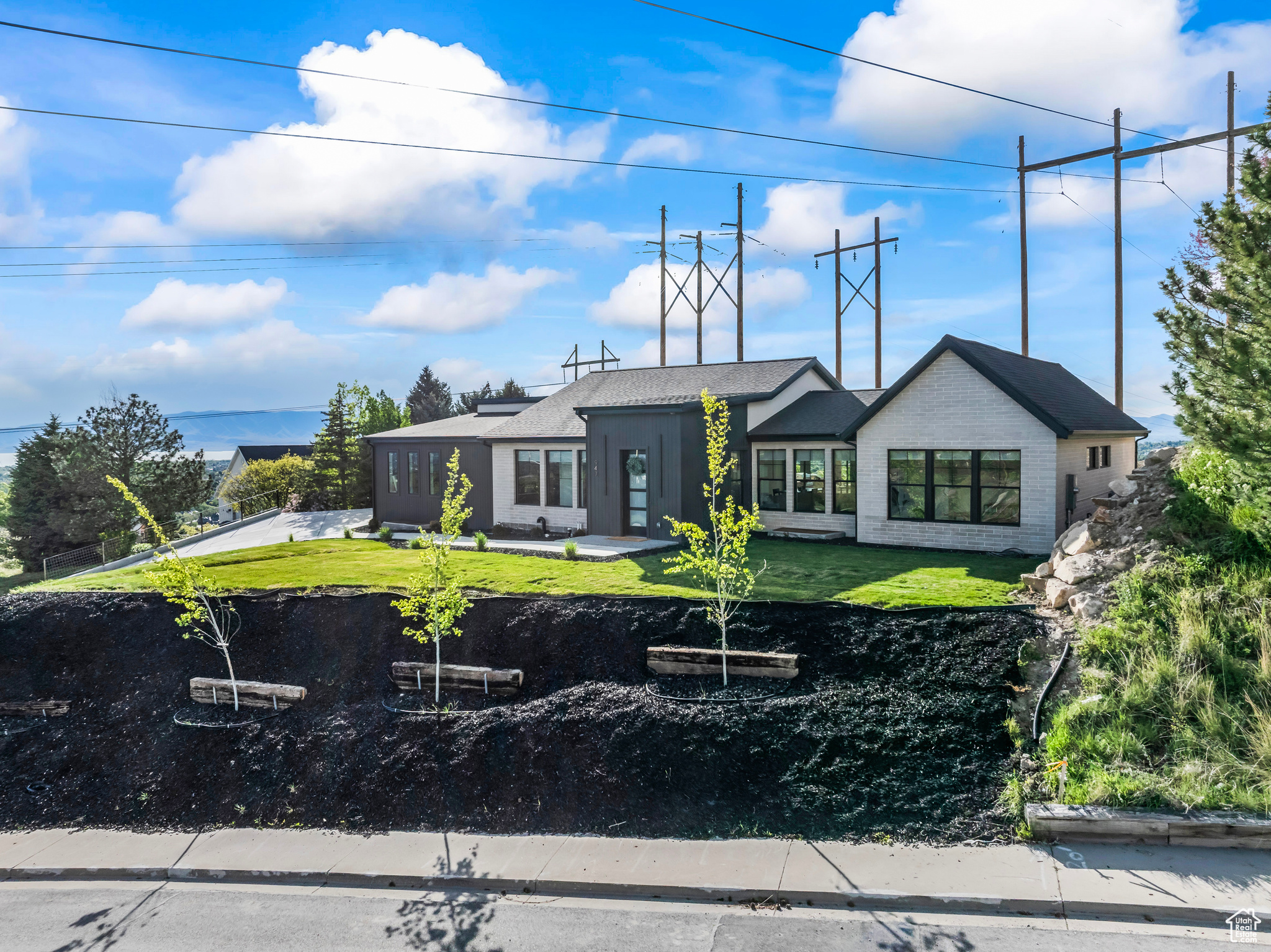 947 WINDSOR DR
