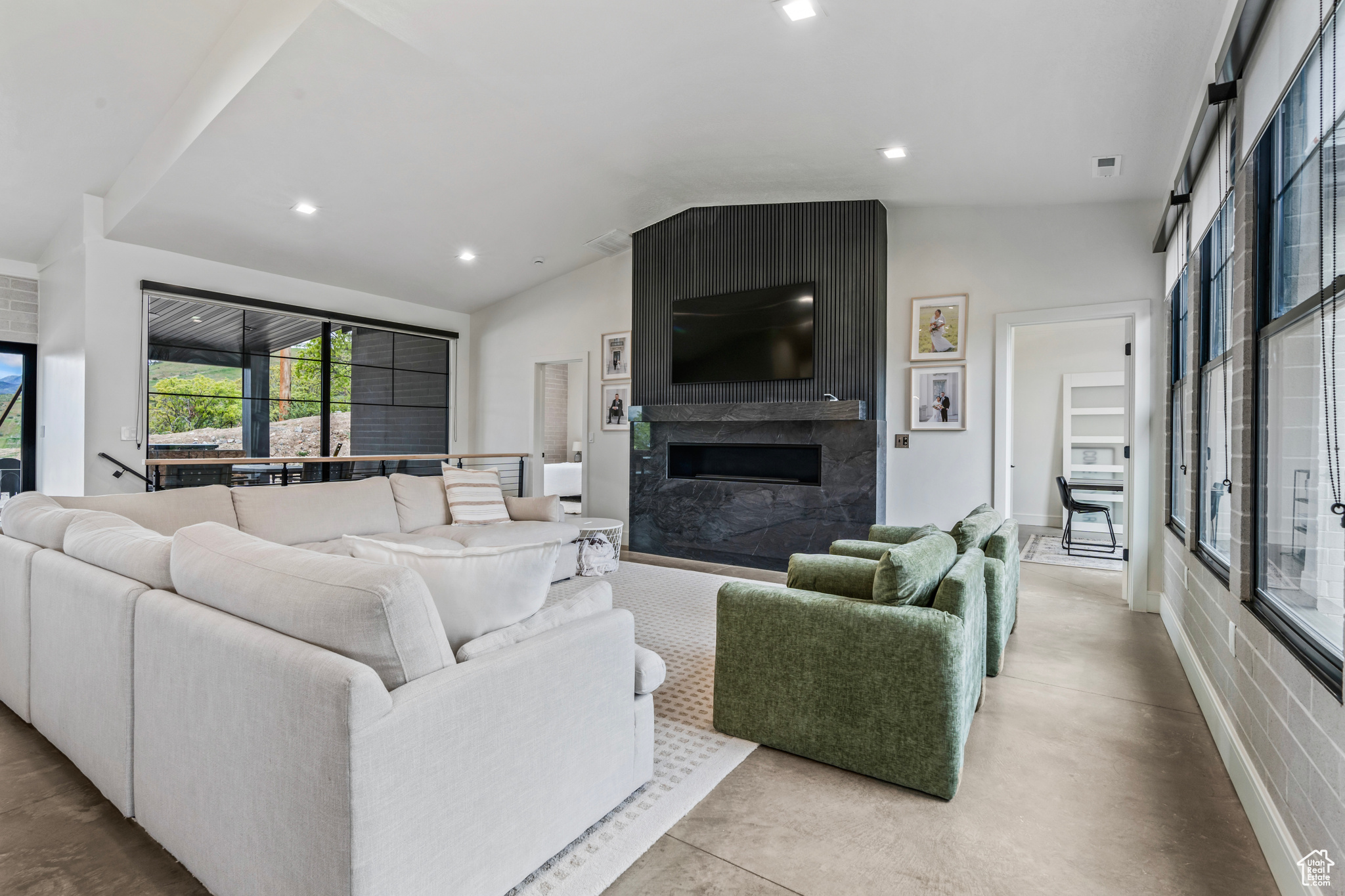 947 WINDSOR DR