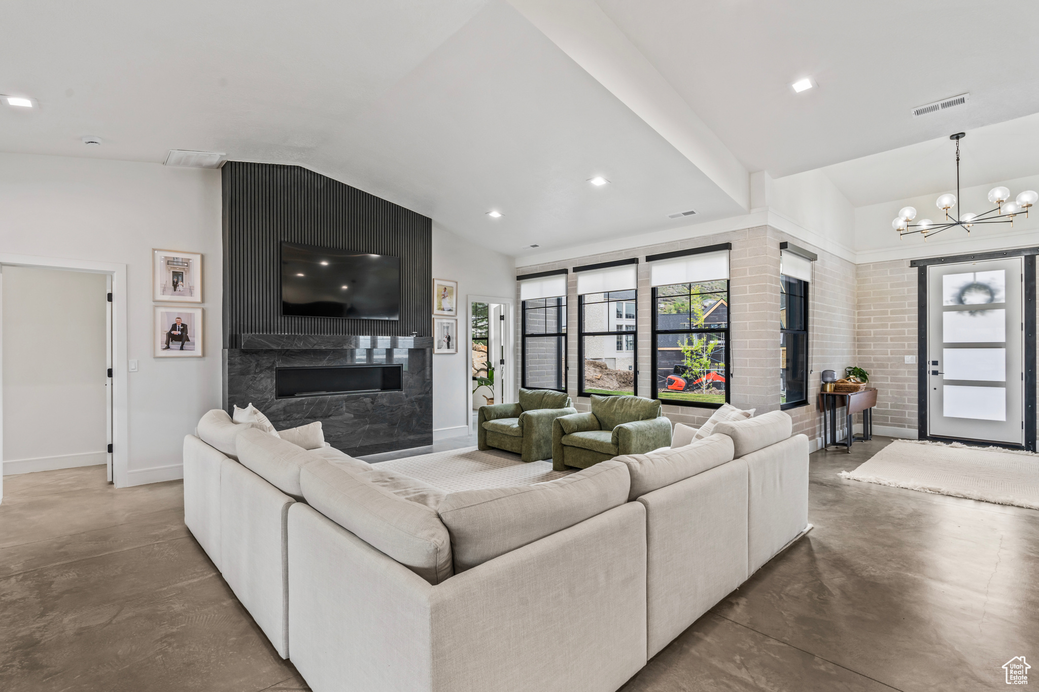 947 WINDSOR DR