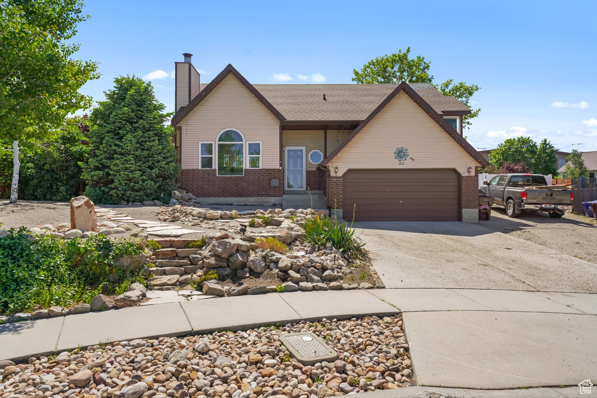 1212 E MOSS CIR