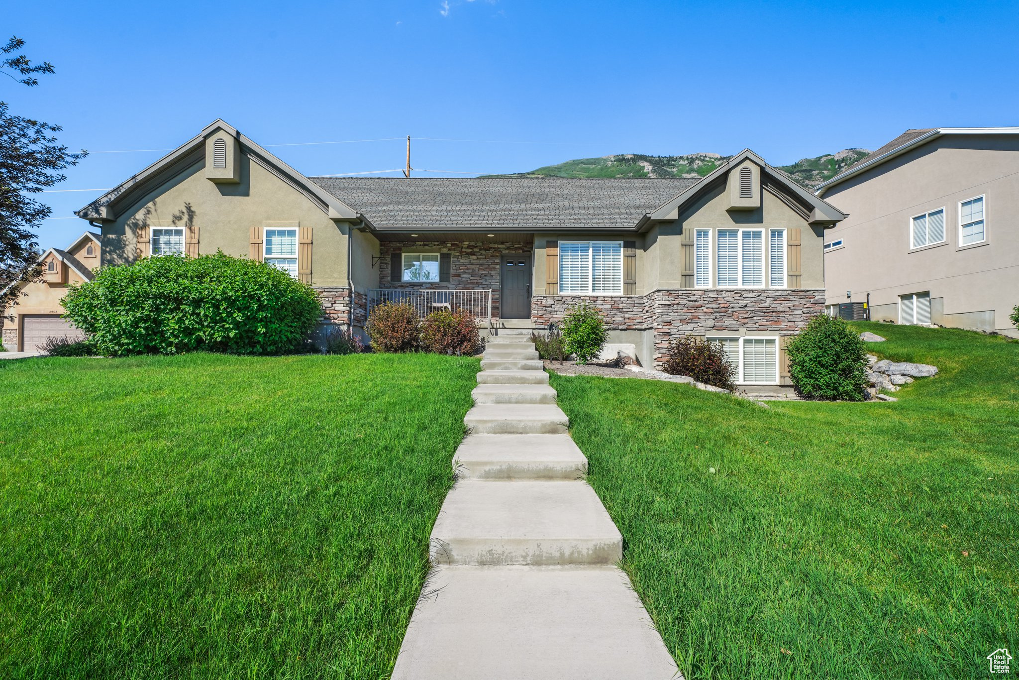 8952 N COTTAGE DR