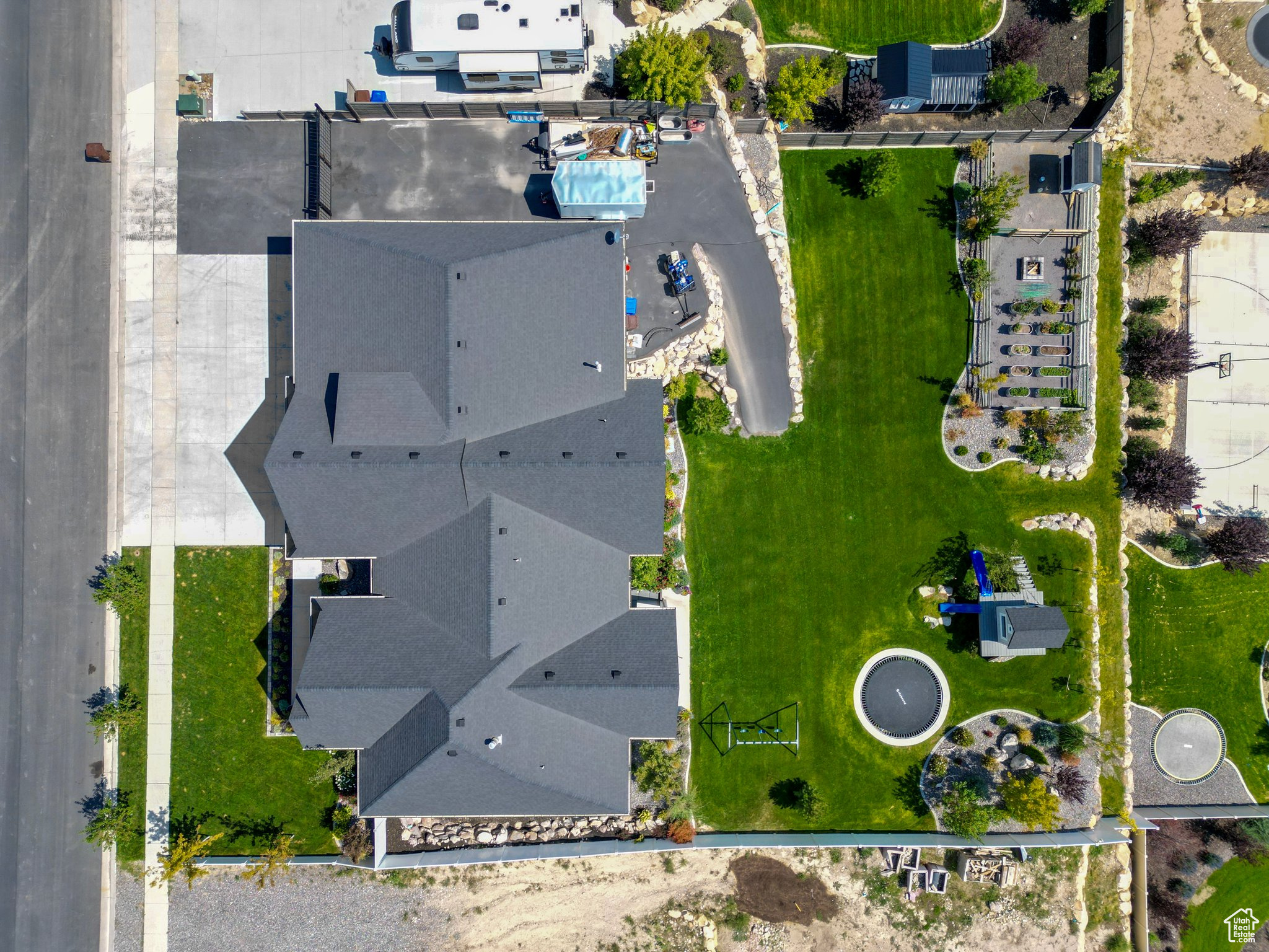2864 E LAKESIDE DR