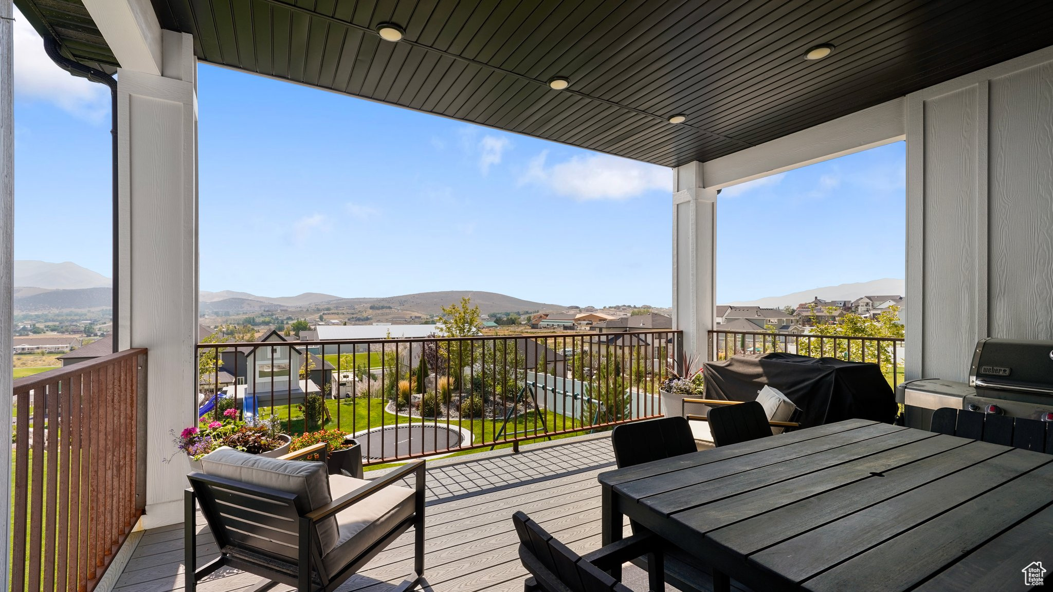 2864 E LAKESIDE DR